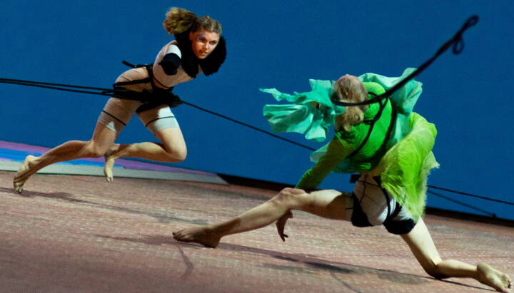Vertical Dance ist eine einzigartige Disziplin, die alle Menschen begeistert und den Wunsch des Fliegens aufleben lässt. Rebekka Gather arbeitet in ihren Performances mit der in Basel lebenden Musikerin Mara Miribung/ IT die Barock, Pop und Improvisation zusammen bringt. 