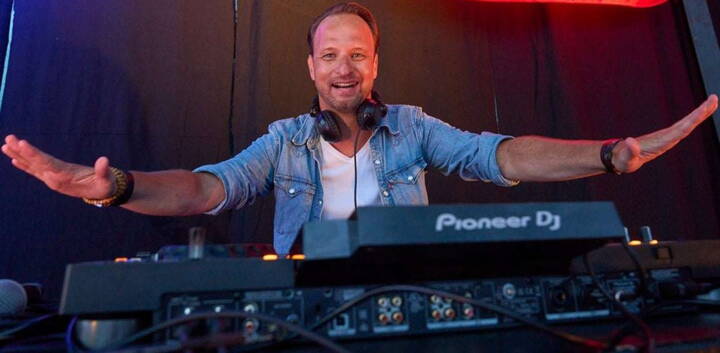 J Maik ist Ihr erfahrener Event DJ für Hochzeiten, Firmenanlässe, Geburtstagsfeiern, Eröffnungen und Galadinner. Mit einem präzise abgestimmten Musikmix sorgt er für eine Atmosphäre, die trägt, verbindet und Gäste jeden Alters begeistert. Wer einen zuverlässigen DJ buchen möchte, der Stimmung, Timing und Technik perfekt beherrscht, ist bei Maik in den besten Händen.