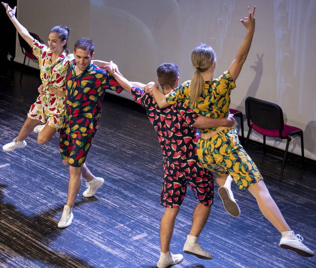 Show KlickEin handliches DJ-Pad welches die ganze Show kontrolliert. So verschieden wie die vier Charaktere der Styleacrobats, so vielfältig sind auch die Ideen, welche die vier BernerInnen mit dem Gerät umsetzen. Ein scheinbares «Miniklavier», welches per Knopfdruck Geräusche, Musik und auch Wörter abspielen kann. Es ist frei programmierbar und deshalb auch für massgeschneiderte Shows sehr beliebt – so kann beispielsweise der Name der Firma oder der Location beliebig eingesetzt werden.