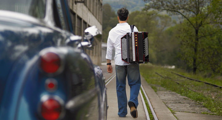 Ein weiters Angebot des talentierten Musiker ist Akusisches Akkordeon mit Gesang