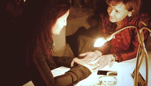 Handlesen als Highlight für Privatanlässe, Events & Firmenanlässe​ Das besondere Erlebnis, das bleibt - mit Tiefgang und Herz Mache deinen Event unvergesslich. Ob Firmenfeier, Hochzeit, Messe, Geburtstage oder Weihnachtsanlass – HandXperience bringt gefühlvolle Unterhaltung, Tiefe und Gesprächsstoff in jede Veranstaltung. Kein Hokuspokus – sondern echtes Interesse und wertschätzende Begegnungen.​​​