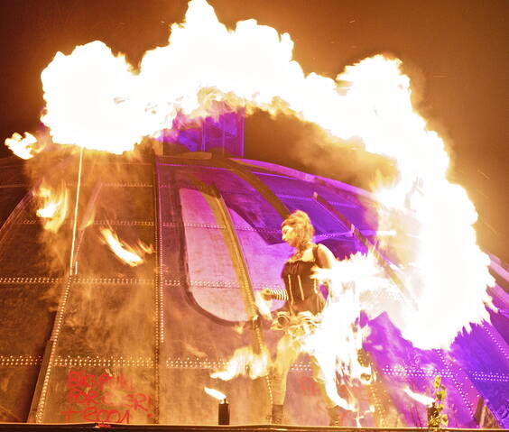 Feuershow mit Akrobatik und Pyroeffekte. Die Feuerkünstler offenbaren dem Publikum ihre ganz eigene Feuerwelt - mit brennenden Objekten, Pyrotechnik, luftiger Akrobatik und einer fantastischen Symbiose aus Feuer und Tanz! Es ist egal, welchen Event Sie planen, die Feuershow macht Ihre Veranstaltungen zum feurigen Ereignis ! Dauer ca. 5-20 Minuten.           