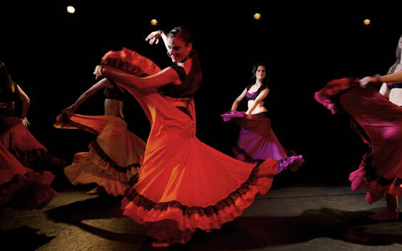 Einer der ganz grossen Choreographen, der ganz Ägypten bereiste und die folklore Tänze bühnentauglich machte war Mahmud Redha. Seine definierte Tanzsprache gilt noch bis heute als Grundlage des Orientalischen Tanzes. Mirjam unterrichtet ägyptische Folklore nach Mahmoud Redha, klassisch Orientalischer Tanz und Fantasy Stile im Fusion Bereich. 