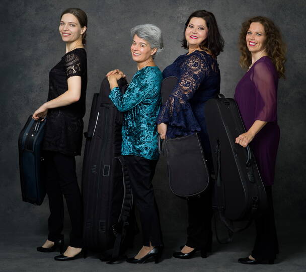 Das Quartett wurde in 2015 mit Berufsmusikern der klassischen Musik gegründet. Das Odeon war in der Antike ein Gebäude, dass für Aufführungen und Wettkämpfe in Gesang und Instrumentalmusik genutzt wurde. Die Philosophie von den Damen des Odeon Streichquartetts ist es, die sonnige Seite des Lebens zu zeigen.
