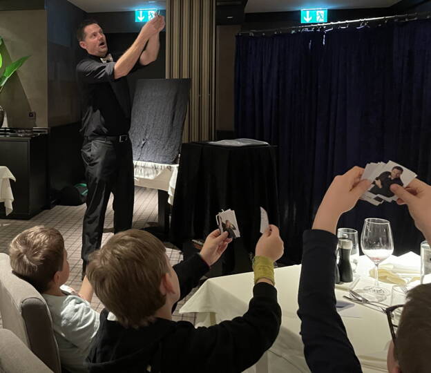 Bühnenshow - Vorhang auf, Showtime!Zauberer Daniel, nicht der Mann im Glitzerkostüm mit großen Zauberkisten, Hase im Zylinder, verschwindenden Elefanten (er zaubert nämlich vegan), sondern der sympathische Kerl von nebenan, der mit einer gehörigen Portion Wortwitz und Situationskomik sein Publikum begeistert und verblüfft. Bei Zauberer Daniel dürfen Sie immer nur die Hälfte glauben – die Frage ist… welche Hälfte! 