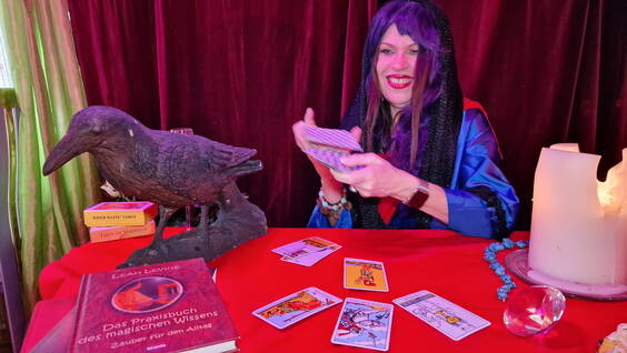 Falsche Hellseherin - Show Tarot Passend für Ihren Frauen Polterabend oder auf einer Messe, Firmenanlass oder Geburtstag. Show Tarot kommt immer sehr gut an. Es soll eine Lustige und Unterhaltende Show sein. Show - Hellsehen & Tarot Legungen ist Unterhaltung pur und hat nichts mit Okkultismus zu tun. Meistens sind die Gäste am Anfang noch Skeptisch, doch nach und nach wollen immer mehr Gäste sich von Irina die Zukunft voraus sagen lassen. Die Künstlerin spielt die Figur so Authentisch das Ihre Gäste Überzeugt sind das es sich um eine echte Hellseherin aus Minsk handelt. Vip - Anläss, Messestände wo auch immer Sie Menschen anziehen möchten - Showtarot ist ein Garant für tolle Unterhaltung. Probieren Sie`s aus. Dauer ab 1 - 5 Stunden