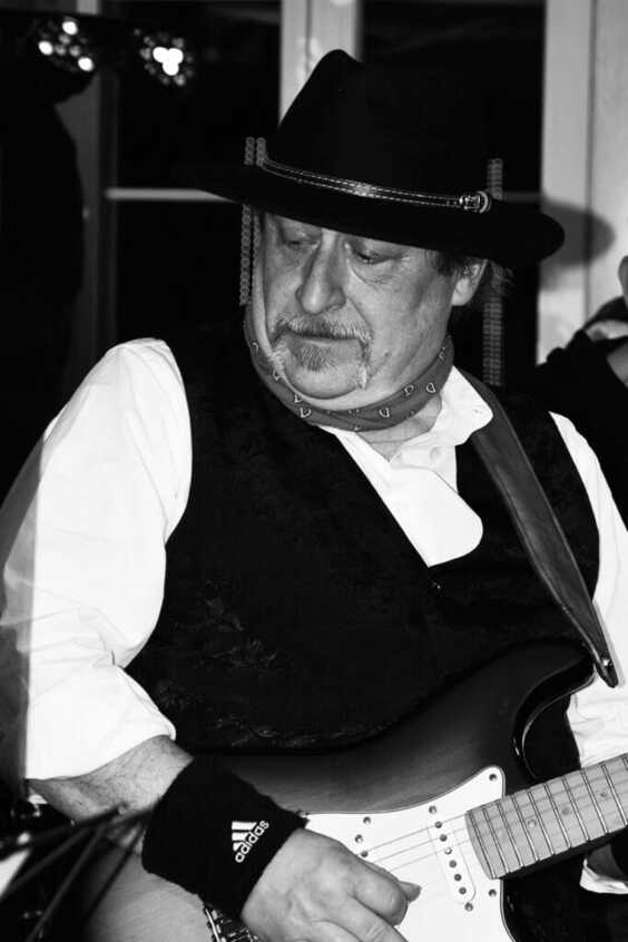 Die Band Supersonic, die Coverband für Blues, Rock und Funk, spielt Klassiker von A wie Aerosmithbis Z wie ZZ Top und zwar immer mit Ueberschall!Wer unsere Liebe für die schnellen Rhythmen und treibenden Sounds der 60er bis 90er teilt und dazu auch noch eine energiegeladene Show erleben möchte, kommt bei Supersonic garantiert auf seine Kosten. Die Show begeistert durch Präzision, Virtuosität und der Interaktion mit dem Publikum. Groove der in die Beine geht und die Songs zum Schwingen bringt!Ehrliches Handwerk, eine unverbrauchte Spielfreude und eine riesige Portion Herzblut fliessen in den knackig, präzisen Sound von Supersonic. Supersonic ist die ideale Wahl für jeden Event!Unser Repertoire von 120 min. kann in max. 3 Sets an einem Abend aufgeteilt werden. Je nach Anlass und Wunsch des Kunden.