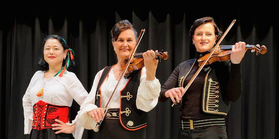 Die ultimative Musik- und TanzshowSeit über zehn Jahren tourt die Puszta Company mit ihrer erfolgreichen Show ‘from traditional to experimental’ durch die Schweiz. Die szenische Darstellung mit live Musik und Tanz führt in sechs Akten von Sissi’s-Zeiten bis zur futuristischen Neuzeit und erzählt von der Künstler-Dynastie der Familie Niggli.