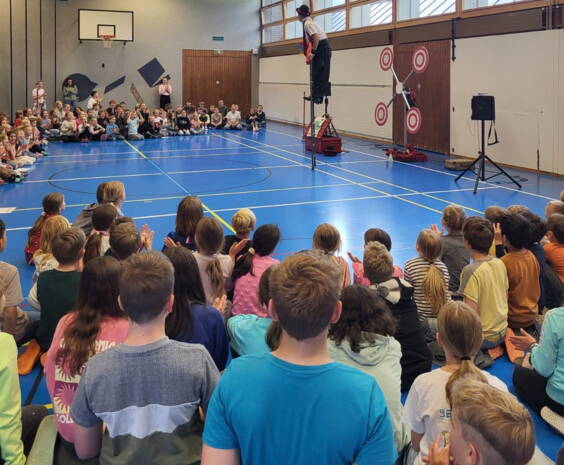 Sie verzaubert die Kinder mit ihrer Mitmach-Kunststücken, sie kreiert tolle Ballon-Figuren zum nach Hause nehmen und die Kinder dürfen selber Riesenseifenblasen machen! Mit Gigeli werden Ihre Kinder viel Spass miteinander haben und sie macht ihre Kinder Party unvergesslich! Gerne bringt sie auch ihre Zuckerwattemaschine mit "Zauberzucker" mit! Oder sie macht mit den Kindern noch einen 30-minütigen Zauberworkshop.  