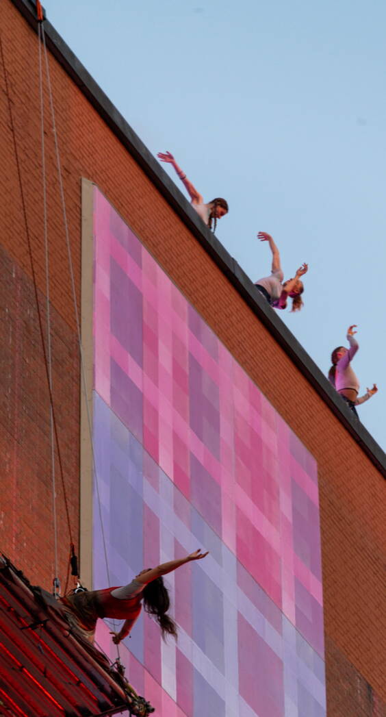Angaben zu den Vertical Dance Angeboten von Rebekka GatherVertical Dance ist eine Disziplin bei der die Tänzerinnen im Klettergurt an verschiedenen Wänden, Gebäuden, hohen Innenräumen, Bäumen oder Felsen tanzen. 