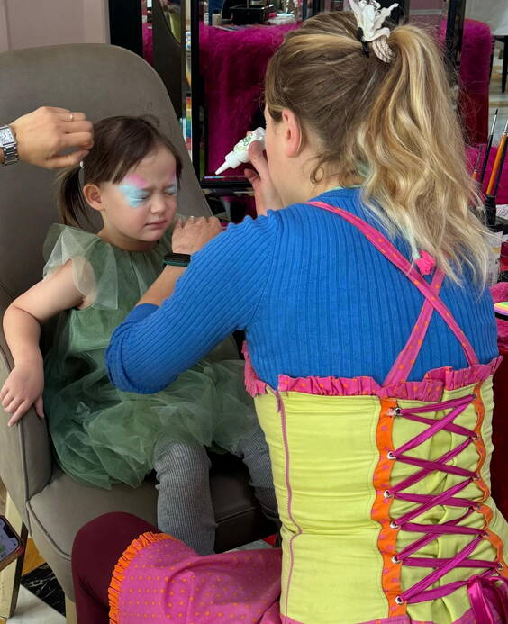 Lehnen Sie sich entspannt zurück und schauen sie zu: Zaubern, Tanzen, Spielen, kleine Schatzsuche, Basteln, Kinderschminken, Glittertattoos und Ballonformen sind Teil des Standartprogramms und können je nach Motto auch variiert werden.