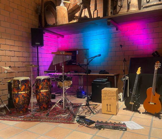 Das Duo spielt nie aufdringlich, mit angepasster Lautstärke verleiht das Duo Ihrem Anlass ein grooviges und stilvolles Ambiente. 