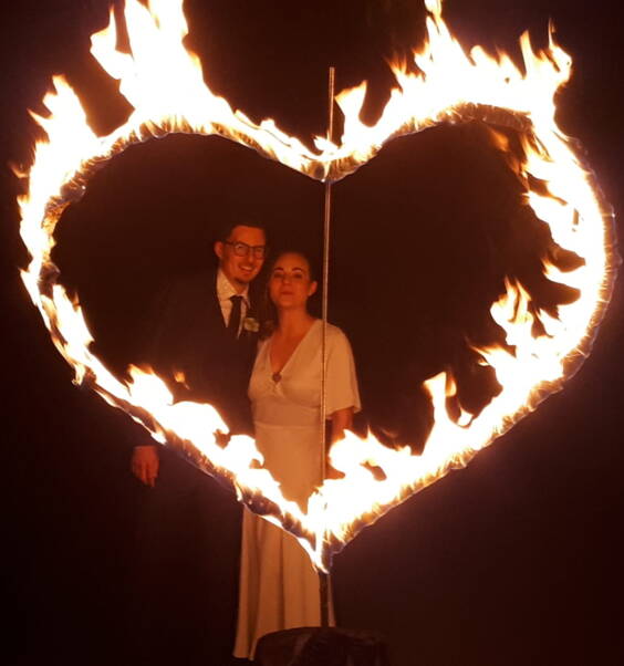 Atemberaubende & tänzerische Feuershows – Fabienne entfacht MagieLassen Sie den Funken überspringen mit einer feurigen Einlage von Fabienne. Wer die Wärme einer Feuershow gespürt und die Funken hat fliegen sehen, versteht sofort, warum ihre Darbietungen das Publikum in den Bann ziehen. Fabiennes Feuershows sind als Solo‑Performance oder mit mehreren Artisten buchbar.Die Kunst des Feuers – kraftvoll, tänzerisch, faszinierendEine Feuershow von Fabienne vereint Elemente aus Jonglage, Schwing‑ und Wurftechniken sowie einer Vielzahl von Feuerrequisiten: Fackeln, Stäbe, Poi, Fächer, Feuerseile, Springseile, pyrotechnische Effekte.Spezialeffekte sorgen für Spannung, artistische Einlagen für Staunen. Mit passender Musik untermalt und tänzerisch präzise präsentiert, wird das Element Feuer zu einem imposanten Gesamterlebnis. Eine Feuershow eignet sich ideal als Höhepunkt oder atmosphärische Zwischeneinlage für jeden Anlass.Orientalischer Tanz & Schlangentanz – Exotik & EleganzDie Feuershow lässt sich ideal mit Fabiennes Orientalischem Tanz und ihrem Schlangentanz kombinieren. Als ausgebildete Schlangentänzerin entführt sie das Publikum mit orientalisch‑exotischem Charme in die Zauberwelt aus 1001 Nacht.