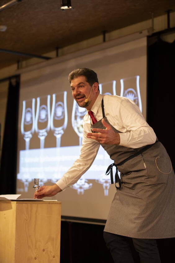 Lukas Fehr hat über zwanzig Jahre Bühnenerfahrung, eine international anerkannte Sommelier Ausbildung absolviert und mehr als fünfzehn Jahre Berufserfahrung im Weinverkauf. 