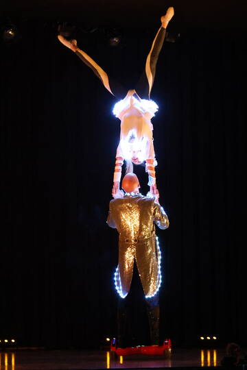 Das hat die Welt noch nicht gesehen das LED Hoverboard Duo,  vereint Theater, Multimedia und Artistik zu einem einzigartigen Bühnenspektakel. Eine raffinierte artistische Show. Die Show überlistet die Sinne, das Auge lernt anders zu sehen und der Verstand neu zu denken. Die verblüffenden Kunststücke begeistern mit höchster Präzision und augenzwinkernden Einfällen.Alle Highlights des Duos von Akrobatik, Hoverboard, Fass und Einrad in einer humoristischen Show von ca. 30 Minuten. Mit dieser Show wurde das Duo am grössten Comedyfestival der Welt in Montreal, Kanada engagiert und gewann in Japan am Daidogai-Festival Shizuoka den Publikumspreis.Das Programm kann auch auf Französisch, Italienisch und Englisch gespielt werden.Das Duo auf eine langjährige erfolgreiche künstlerische Laufbahn: Zahlreiche Auszeichnungen, sieben gemeinsame Jahre und über 700 Auftritte mit ihrer Show “Stage TV” im In- und Ausland zeugen von ihrem Renommee.Auftrittslängen: Gala - 10 Minuten, Gala - 20 Minuten mit Akrobatik, Gala - 20 Minuten mit Vertikaltuch, Festivalversion - 60 Minuten, Abendfüllendes Programm - 90 Minuten