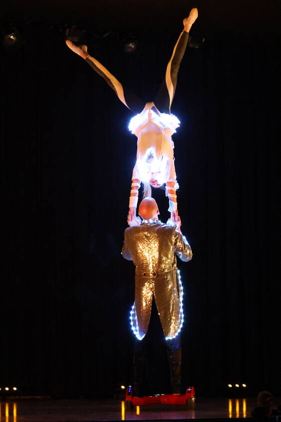 Das hat die Welt noch nicht gesehen das LED Hoverboard Duo,  vereint Theater, Multimedia und Artistik zu einem einzigartigen Bühnenspektakel. Eine raffinierte artistische Show. Die Show überlistet die Sinne, das Auge lernt anders zu sehen und der Verstand neu zu denken. Die verblüffenden Kunststücke begeistern mit höchster Präzision und augenzwinkernden Einfällen.Alle Highlights des Duos von Akrobatik, Hoverboard, Fass und Einrad in einer humoristischen Show von ca. 30 Minuten. Mit dieser Show wurde das Duo am grössten Comedyfestival der Welt in Montreal, Kanada engagiert und gewann in Japan am Daidogai-Festival Shizuoka den Publikumspreis.Das Programm kann auch auf Französisch, Italienisch und Englisch gespielt werden.Das Duo auf eine langjährige erfolgreiche künstlerische Laufbahn: Zahlreiche Auszeichnungen, sieben gemeinsame Jahre und über 700 Auftritte mit ihrer Show “Stage TV” im In- und Ausland zeugen von ihrem Renommee.Auftrittslängen: Gala - 10 Minuten, Gala - 20 Minuten mit Akrobatik, Gala - 20 Minuten mit Vertikaltuch, Festivalversion - 60 Minuten, Abendfüllendes Programm - 90 Minuten