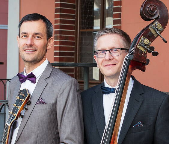 Festliches Beisammensein an einem lauen Sommerabend und dazu stimmungsvolle Musik - hier und an vielen anderen Anlässen aller Art spielt das Uptones Jazz Duo. Ob grooviger Swing, rhythmischer Bossa Nova oder feinfühlige Ballade - wir lieben es, Klassiker aus dem Great American Songbook zu spielen und auf unsere eigene Art und Weise zu interpretieren.