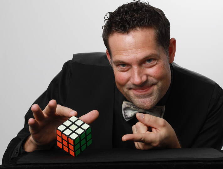 Bühnenshow - Vorhang auf, Showtime!Zauberer Daniel, nicht der Mann im Glitzerkostüm mit großen Zauberkisten, Hase im Zylinder, verschwindenden Elefanten (er zaubert nämlich vegan), sondern der sympathische Kerl von nebenan, der mit einer gehörigen Portion Wortwitz und Situationskomik sein Publikum begeistert und verblüfft. Bei Zauberer Daniel dürfen Sie immer nur die Hälfte glauben – die Frage ist… welche Hälfte! 