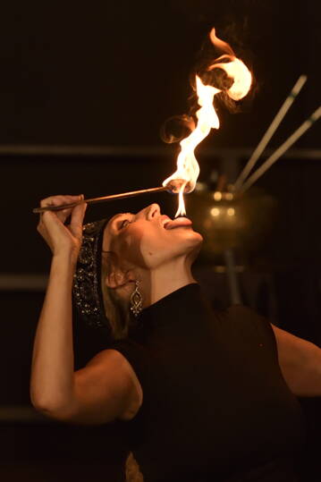 Atemberaubende & tänzerische Feuershows – Fabienne entfacht MagieLassen Sie den Funken überspringen mit einer feurigen Einlage von Fabienne. Wer die Wärme einer Feuershow gespürt und die Funken hat fliegen sehen, versteht sofort, warum ihre Darbietungen das Publikum in den Bann ziehen. Fabiennes Feuershows sind als Solo‑Performance oder mit mehreren Artisten buchbar.Die Kunst des Feuers – kraftvoll, tänzerisch, faszinierendEine Feuershow von Fabienne vereint Elemente aus Jonglage, Schwing‑ und Wurftechniken sowie einer Vielzahl von Feuerrequisiten: Fackeln, Stäbe, Poi, Fächer, Feuerseile, Springseile, pyrotechnische Effekte.Spezialeffekte sorgen für Spannung, artistische Einlagen für Staunen. Mit passender Musik untermalt und tänzerisch präzise präsentiert, wird das Element Feuer zu einem imposanten Gesamterlebnis. Eine Feuershow eignet sich ideal als Höhepunkt oder atmosphärische Zwischeneinlage für jeden Anlass.Orientalischer Tanz & Schlangentanz – Exotik & EleganzDie Feuershow lässt sich ideal mit Fabiennes Orientalischem Tanz und ihrem Schlangentanz kombinieren. Als ausgebildete Schlangentänzerin entführt sie das Publikum mit orientalisch‑exotischem Charme in die Zauberwelt aus 1001 Nacht.