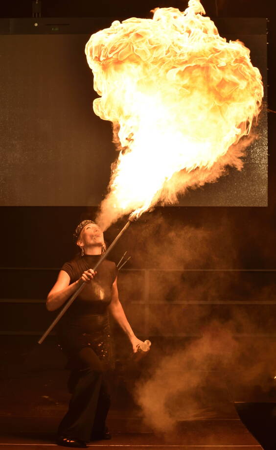 Atemberaubende & tänzerische Feuershows – Fabienne entfacht MagieLassen Sie den Funken überspringen mit einer feurigen Einlage von Fabienne. Wer die Wärme einer Feuershow gespürt und die Funken hat fliegen sehen, versteht sofort, warum ihre Darbietungen das Publikum in den Bann ziehen. Fabiennes Feuershows sind als Solo‑Performance oder mit mehreren Artisten buchbar.Die Kunst des Feuers – kraftvoll, tänzerisch, faszinierendEine Feuershow von Fabienne vereint Elemente aus Jonglage, Schwing‑ und Wurftechniken sowie einer Vielzahl von Feuerrequisiten: Fackeln, Stäbe, Poi, Fächer, Feuerseile, Springseile, pyrotechnische Effekte.Spezialeffekte sorgen für Spannung, artistische Einlagen für Staunen. Mit passender Musik untermalt und tänzerisch präzise präsentiert, wird das Element Feuer zu einem imposanten Gesamterlebnis. Eine Feuershow eignet sich ideal als Höhepunkt oder atmosphärische Zwischeneinlage für jeden Anlass.Orientalischer Tanz & Schlangentanz – Exotik & EleganzDie Feuershow lässt sich ideal mit Fabiennes Orientalischem Tanz und ihrem Schlangentanz kombinieren. Als ausgebildete Schlangentänzerin entführt sie das Publikum mit orientalisch‑exotischem Charme in die Zauberwelt aus 1001 Nacht.
