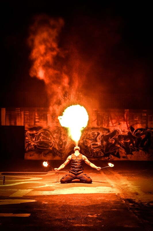 Roy hat als Showtänzer in Clubs, Diskotheken und Musikevents mit den unterschiedlichsten Performances angefangen auf sich aufmerksam zu machen. Schnell entdeckte er seine Leidenschaft und Faszination für das Element Feuer und entwickelte ein Talent dafür, sein Publikum mit seinen spektakulären Darbietungen zu begeistern. 