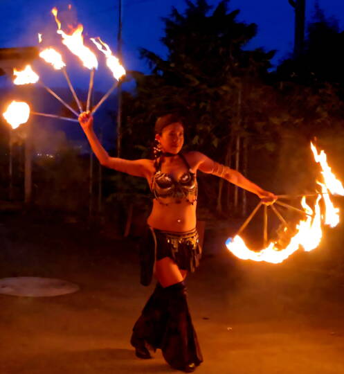 Azteca Dance Der aztekische Tanz ist ein traditioneller Tanz der aztekischen Kultur, der aus prähispanischer Zeit stammt. In ihm wird den Elementen Natur, Feuer, Wasser, Luft und Erde Tribut gezollt. Er war eine Form der Gabe, die es ermöglichte mit den Gottheiten in Kontakt zu treten, die sich in der Natur manifestierten. Im vorspanischen Mexiko war der Tanz ein wesentlicher Bestandteil des Ritualsystems durch den eine direkte Beziehung zwischen Mensch-Gesellschaft-Gott und Natur erfahren wurde.Der aztekische Tanz hatte einen kosmischen Sinn. Er repräsentierte nicht nur die Bewegung des Universums, sondern es wurde auch angenommen, dass das Universum durch Tanzen in Bewegung bleibt. Ausserdem, war er ein zentraler Bestandteil der "magischen" Rituale, da er für die Azteken ein Mittel war,  die Gunst der Götter zu erlangen.Die Azteca Dance Fusion Feuershow wird von aufsehenerregenden Feuerfächern begleitet.