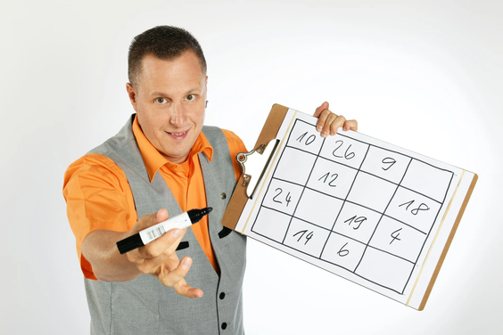 Geboren 1975, startete Roger schon in der Jugend mit kleinen Tricks und begeisterte Familienmitglieder sowie Freunde. Nach einer schöpferischen Pause fiel die Leidenschaft erneut ins Auge: Ein Talentwettbewerb in Biel weckte den Zaubervirus. 