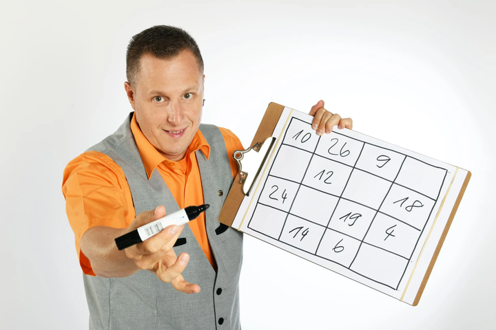 Geboren 1975, startete Roger schon in der Jugend mit kleinen Tricks und begeisterte Familienmitglieder sowie Freunde. Nach einer schöpferischen Pause fiel die Leidenschaft erneut ins Auge: Ein Talentwettbewerb in Biel weckte den Zaubervirus. 