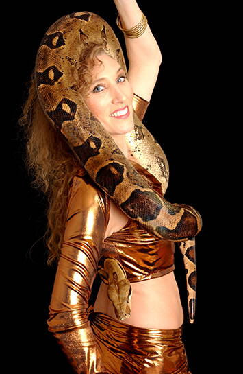 Atemberaubende & tänzerische Feuershows – Fabienne entfacht MagieLassen Sie den Funken überspringen mit einer feurigen Einlage von Fabienne. Wer die Wärme einer Feuershow gespürt und die Funken hat fliegen sehen, versteht sofort, warum ihre Darbietungen das Publikum in den Bann ziehen. Fabiennes Feuershows sind als Solo‑Performance oder mit mehreren Artisten buchbar.Die Kunst des Feuers – kraftvoll, tänzerisch, faszinierendEine Feuershow von Fabienne vereint Elemente aus Jonglage, Schwing‑ und Wurftechniken sowie einer Vielzahl von Feuerrequisiten: Fackeln, Stäbe, Poi, Fächer, Feuerseile, Springseile, pyrotechnische Effekte.Spezialeffekte sorgen für Spannung, artistische Einlagen für Staunen. Mit passender Musik untermalt und tänzerisch präzise präsentiert, wird das Element Feuer zu einem imposanten Gesamterlebnis. Eine Feuershow eignet sich ideal als Höhepunkt oder atmosphärische Zwischeneinlage für jeden Anlass.Orientalischer Tanz & Schlangentanz – Exotik & EleganzDie Feuershow lässt sich ideal mit Fabiennes Orientalischem Tanz und ihrem Schlangentanz kombinieren. Als ausgebildete Schlangentänzerin entführt sie das Publikum mit orientalisch‑exotischem Charme in die Zauberwelt aus 1001 Nacht.