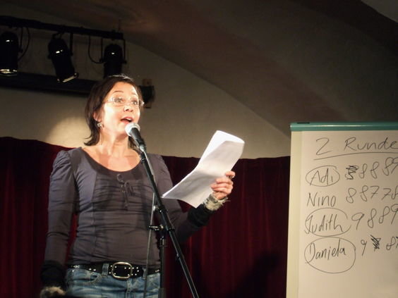 Judith Stadlins Live-Auftritte bieten grosse Kleinkunst zwischen Kabarett, Wortkunst und Poetry Slam. Gegen Ende ihrer Solo-Vorlesung lacht das Publikum längst nicht mehr – es quietscht!