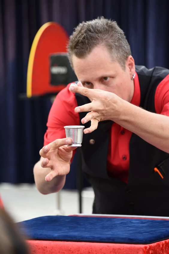 Bühnenshow:Als Überraschungsakt nach einem feinen Essen oder dem Apéro präsentiert Roger eine 30–45-minütiges Programm. Ihre Gäste können gemütlich an den Tischen sitzen bleiben oder die Effekte aus nächster Nähe erleben. Hinweis: Ich benötige gelegentlich Assistentinnen und Assistenten, um Unmögliches möglich zu machen. Seine Darbietung eignet sich für ein Publikum von 5 bis 100 Personen und lässt sich flexibel vor Ort durchführen