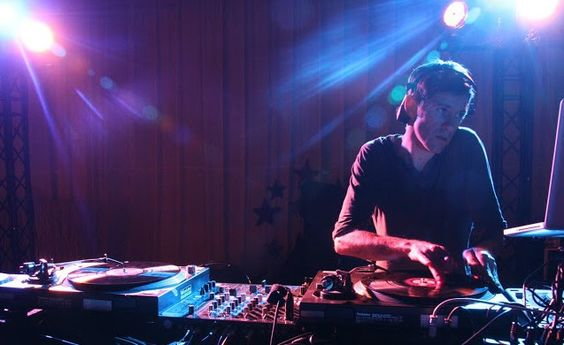DJ Daniel ist seit 19 Jahren aktiv und arbeitet seit 2014 hauptberuflich als Hochzeits DJ und Event DJ
