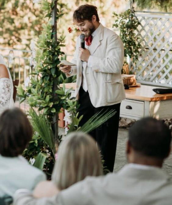 Moderation in drei Sprachen Elijah Knight ist die richtige Wahl, wenn es um Themen aus der Wirtschaft, Politik, Wissenschaft und dem Sport geht. Ob Firmenanlass, Produktpräsentation oder Sportveranstaltung, der Moderator führt gekonnt und präzise durch Ihre Veranstaltung - und das in Deutsch, Französisch oder Englisch.