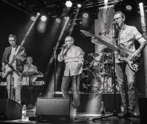 Die Band Supersonic, die Coverband für Blues, Rock und Funk, spielt Klassiker von A wie Aerosmithbis Z wie ZZ Top und zwar immer mit Ueberschall!Wer unsere Liebe für die schnellen Rhythmen und treibenden Sounds der 60er bis 90er teilt und dazu auch noch eine energiegeladene Show erleben möchte, kommt bei Supersonic garantiert auf seine Kosten. Die Show begeistert durch Präzision, Virtuosität und der Interaktion mit dem Publikum. Groove der in die Beine geht und die Songs zum Schwingen bringt!Ehrliches Handwerk, eine unverbrauchte Spielfreude und eine riesige Portion Herzblut fliessen in den knackig, präzisen Sound von Supersonic. Supersonic ist die ideale Wahl für jeden Event!Unser Repertoire von 120 min. kann in max. 3 Sets an einem Abend aufgeteilt werden. Je nach Anlass und Wunsch des Kunden.