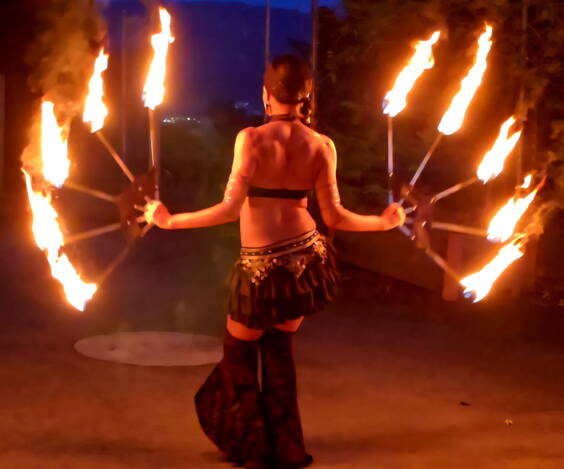 Azteca - Dance - Feuershow Die Azteca Dance Feuershow wird von aufsehenerregenden Feuerfächern begleitet. Im vorspanischen Mexiko war der Feuertanz ein wesentlicher Bestandteil des Ritualsystems durch den eine direkte Beziehung zwischen Mensch-Gesellschaft-Gott und Natur erfahren wurde. Der aztekische Tanz hatte einen kosmischen Sinn. Er repräsentierte nicht nur die Bewegung des Universums, sondern es wurde auch angenommen, dass das Universum durch Tanzen in Bewegung bleibt. Ausserdem, war er ein zentraler Bestandteil der "magischen" Rituale, da er für die Azteken ein Mittel war, die Gunst der Götter zu erlangen. Für jeden Anlass geeignet. Aareagentur mailt Ihnen gerne auf Anfrage eine unvebindliche Offerte.