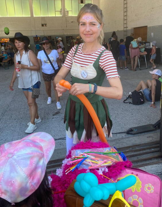 Lehnen Sie sich entspannt zurück und schauen sie zu: Zaubern, Tanzen, Spielen, kleine Schatzsuche, Basteln, Kinderschminken, Glittertattoos und Ballonformen sind Teil des Standartprogramms und können je nach Motto auch variiert werden.