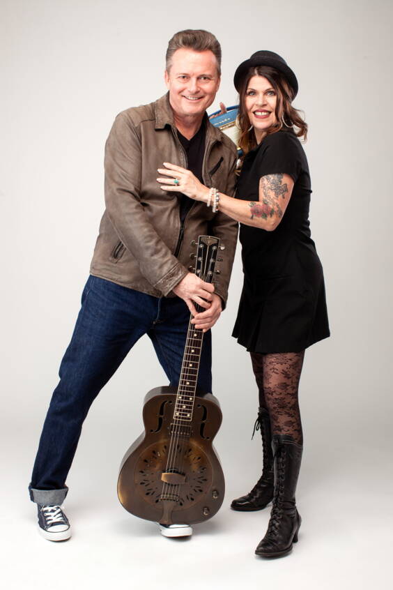 Sie bringen Original Gitarren und Mikrofone aus den 50iger Jahren mit....