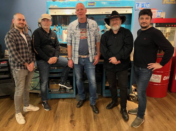 Supersonic - Coverband Blues, Rock und Funk, spielt Klassiker von A wie Aerosmith bis Z wie ZZ Top und zwar immer mit Ueberschall! Wer unsere Liebe für die schnellen Rhythmen und treibenden Sounds der 60er bis 90er teilt und dazu auch noch eine energiegeladene Show erleben möchte, kommt bei Supersonic garantiert auf seine Kosten. Die Show begeistert durch Präzision, Virtuosität und der Interaktion mit dem Publikum. Groove der in die Beine geht und die Songs zum Schwingen bringt! Ehrliches Handwerk, eine unverbrauchte Spielfreude und eine riesige Portion Herzblut fliessen in den knackig, präzisen Sound von Supersonic. Supersonic ist die ideale Wahl für jeden Event!