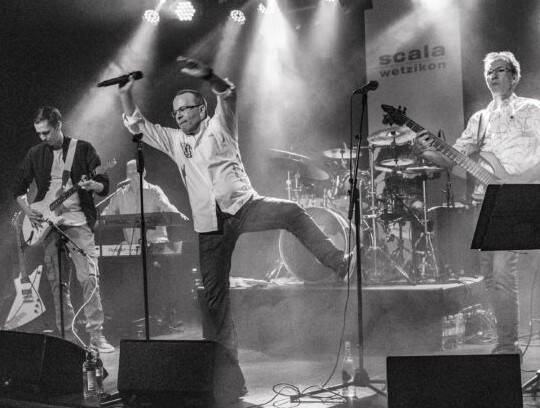 Die Band Supersonic, die Coverband für Blues, Rock und Funk, spielt Klassiker von A wie Aerosmithbis Z wie ZZ Top und zwar immer mit Ueberschall!Wer unsere Liebe für die schnellen Rhythmen und treibenden Sounds der 60er bis 90er teilt und dazu auch noch eine energiegeladene Show erleben möchte, kommt bei Supersonic garantiert auf seine Kosten. Die Show begeistert durch Präzision, Virtuosität und der Interaktion mit dem Publikum. Groove der in die Beine geht und die Songs zum Schwingen bringt!Ehrliches Handwerk, eine unverbrauchte Spielfreude und eine riesige Portion Herzblut fliessen in den knackig, präzisen Sound von Supersonic. Supersonic ist die ideale Wahl für jeden Event!Unser Repertoire von 120 min. kann in max. 3 Sets an einem Abend aufgeteilt werden. Je nach Anlass und Wunsch des Kunden.