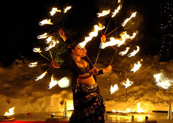 Vom ersten bis zum letzten Klang dieser orientalischen Tanzshow werden Sie und Ihre Gäste garantiert auf Anhieb dem Zauber aus 1001 Nacht verfallen. Für diese facettenreiche, auf Kundenwünsche angepasste orientalische Tanzshow, kann die Solokünstlerin Mirjam, aber auch ein Duett oder eine Gruppenformation von bis zu fünf professionellen und erfahrenen Bauchtänzerinnen gebucht werden. Die orientalischen Darbietungen bieten diverse Highlights für Ihren Anlass und können individuell nach Absprache zusammengestellt werden. 