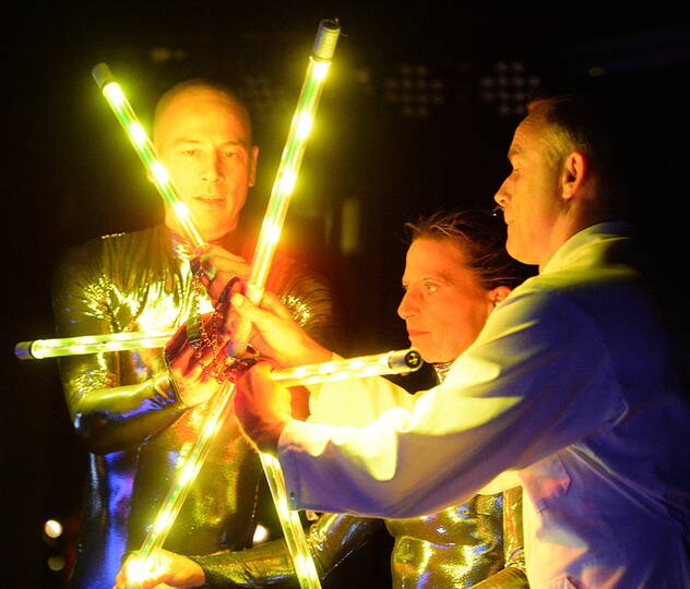 Das hat die Welt noch nicht gesehen das LED Hoverboard Duo,  vereint Theater, Multimedia und Artistik zu einem einzigartigen Bühnenspektakel. Eine raffinierte artistische Show. Die Show überlistet die Sinne, das Auge lernt anders zu sehen und der Verstand neu zu denken. Die verblüffenden Kunststücke begeistern mit höchster Präzision und augenzwinkernden Einfällen.Alle Highlights des Duos von Akrobatik, Hoverboard, Fass und Einrad in einer humoristischen Show von ca. 30 Minuten. Mit dieser Show wurde das Duo am grössten Comedyfestival der Welt in Montreal, Kanada engagiert und gewann in Japan am Daidogai-Festival Shizuoka den Publikumspreis.Das Programm kann auch auf Französisch, Italienisch und Englisch gespielt werden.Das Duo auf eine langjährige erfolgreiche künstlerische Laufbahn: Zahlreiche Auszeichnungen, sieben gemeinsame Jahre und über 700 Auftritte mit ihrer Show “Stage TV” im In- und Ausland zeugen von ihrem Renommee.Auftrittslängen: Gala - 10 Minuten, Gala - 20 Minuten mit Akrobatik, Gala - 20 Minuten mit Vertikaltuch, Festivalversion - 60 Minuten, Abendfüllendes Programm - 90 Minuten