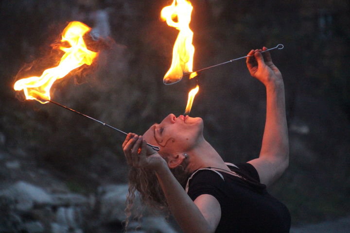 Feuershow - FeuerschluckerinFeuerschluckerin für für Privat & Firmenanläss. Eine spektakuläre Feuershow mit Feuerschlucken, Fackeljonglage und Fakirkunststücken. Jahrelange Erfahrung mit der Feuerkunst macht die Feuershow zu einem einmaligen Erlebnis – mit Sicherheit! Immer wieder begeisternd ist es, der Feuerschluckerin zuzuschauen. Noch eben brannten die Stäbe der Feuerspuckerin und schon sind sie aus. Sogar eine stehende Flamme in seinem Mund kann die Feuerschluckerin erzeugen, an der sie weitere Feuershow-Stäbe entzündet. Aareagentur mailt Ihnen gerne auf Anfrage eine unvebindliche Offerte.