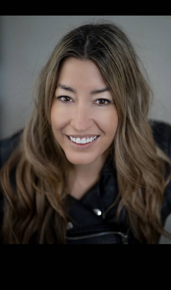 Dabei versteht sie es, Menschen zu verbinden, Emotionen zu transportieren und Inhalte verständlich zu vermitteln. Als ausgebildete Schauspielerin weiss Helen genau, wie man mit lebendiger, mitreissender Energie auf die Bühne geht. Dank ihres medizinischen Backgrounds kann sie auch komplexe medizinische Fachthemen sicher und verständlich präsentieren. 