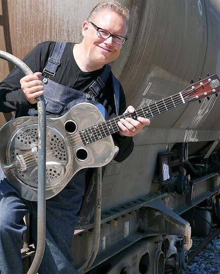 Steve als Solo Musiker mit Gitarre und Gesang