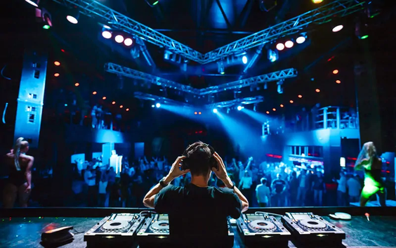Warum DJ Maik die richtige Wahl istProfessioneller Event DJ mit langjähriger ErfahrungPerfekt abgestimmter Musikmix für jede Phase des EventsIndividuelle Musikwünsche jederzeit möglichHochwertige Ton‑ und LichttechnikZuverlässig, stilsicher und flexibel. DJ buchen – einfach, professionell, unkompliziert.