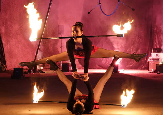 Circo FuocoDieses Duo bietet Sinnesfreuden der ganz besonderen Art. Lucy & Lucky entführen ihr Publikum mit Geschick und viel Humor in eine feurige Fantasiewelt, in der brennende Seile, flackernde Fächer und ein lodernder Hula-Hoop mit stimmungsvoller Musik verschmelzen. Ob Festivals, Varietés, Firmenanlässe, Hochzeiten oder private Apéros: Das Duo bietet auf jeder Bühne eine spektakuläre Show. Gerne untermalen wir Ihren Anlass künstlerisch und konzipieren nach Wunsch massgeschneiderte Programme. Auf Wunsch erstellen wir auch brennende Feuerschriften (Zahlen, Logos, Herz, etc.) für Ihren Anlass. Aareagentur mailt Ihnen gerne auf Anfrage eine unvebindliche Offerte.