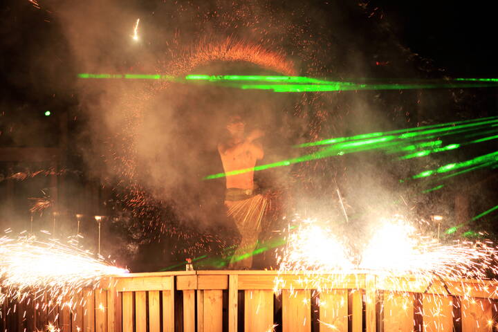 Feuer – Pyro ShowEine Feuershow ist immer ein ganz besonderes Highlight auf jeder Veranstaltung. Selbst im Mittelalter faszinierten Gaukler auf Jahrmärkten ihr Publikum beim Spiel mit Element Feuer. Die Show besteht aus einer Kombination verschiedener Elemente aus der Feuerjonglage mit Spinnings wie Pois, Fächer und Feuerstäbe. Spektakulär anzusehen sind auch die Funkenpois, die atemberaubende Flammenbilder in den Nachthimmel zaubern. Im Normalfall dauert eine Show etwa 15-20 Minuten, wobei als krönender Abschluss das klassische Feuer spucken unter Einbeziehung des anwesenden Publikums, das Highlight setzt.