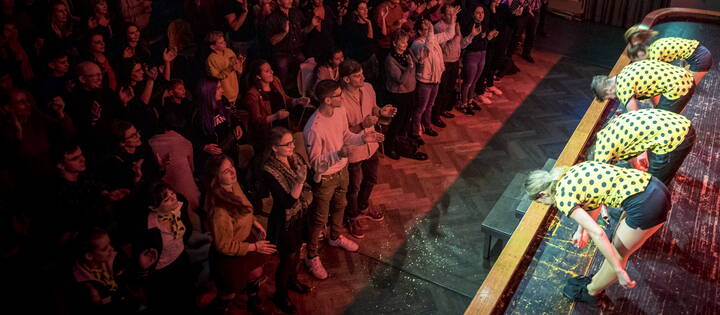 Berner Zeitung "Physikalische Gesetze scheinen für die vier Styleacrobats nicht zu gelten." – Mit durchdachten Pointen geben sie der Aufführung einen roten Faden.