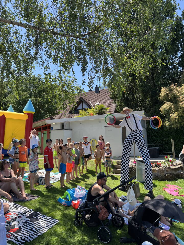 Der Stelzenkünstler ist ein absoluter Blickfang: spektakulär, funkelnd und voller Charisma. Mit seiner vollständig verspiegelt schimmernden Erscheinung reflektiert er Licht, Farben und Bewegungen – und damit auch die Stimmung Ihrer Gäste. Dieser aussergewöhnliche Stelzenkünstler sorgt für Staunen, Lachen und magische Fotomomente. Schon von weitem sichtbar, zieht Fabio als Stelzenkünstler die Aufmerksamkeit auf sich. Seine umwerfende Persönlichkeit, sein raffinierter Charme und die glitzernden Reflexionen machen ihn zum Publikumsliebling – besonders bei den Damen, die oft Schlange stehen, um ein Foto mit ihm zu ergattern. Der Stelzenkünstler ist ideal für Partys, Hochzeiten, Firmenanlässe, Festivals und Galas und passt dank seiner neutralen, spiegelnden Optik zu nahezu jedem Eventthema. 