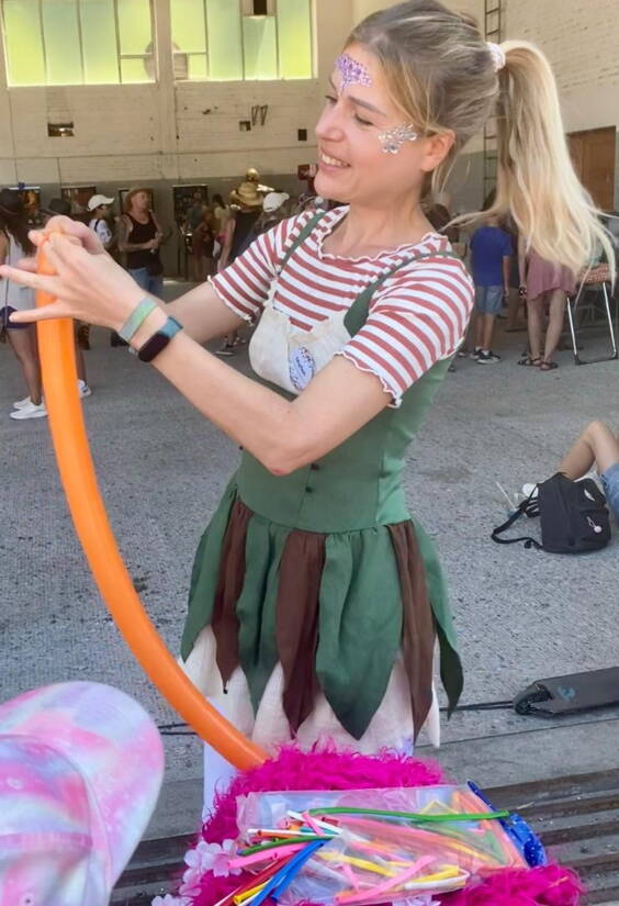 Lehnen Sie sich entspannt zurück und schauen sie zu: Zaubern, Tanzen, Spielen, kleine Schatzsuche, Basteln, Kinderschminken, Glittertattoos und Ballonformen sind Teil des Standartprogramms und können je nach Motto auch variiert werden.